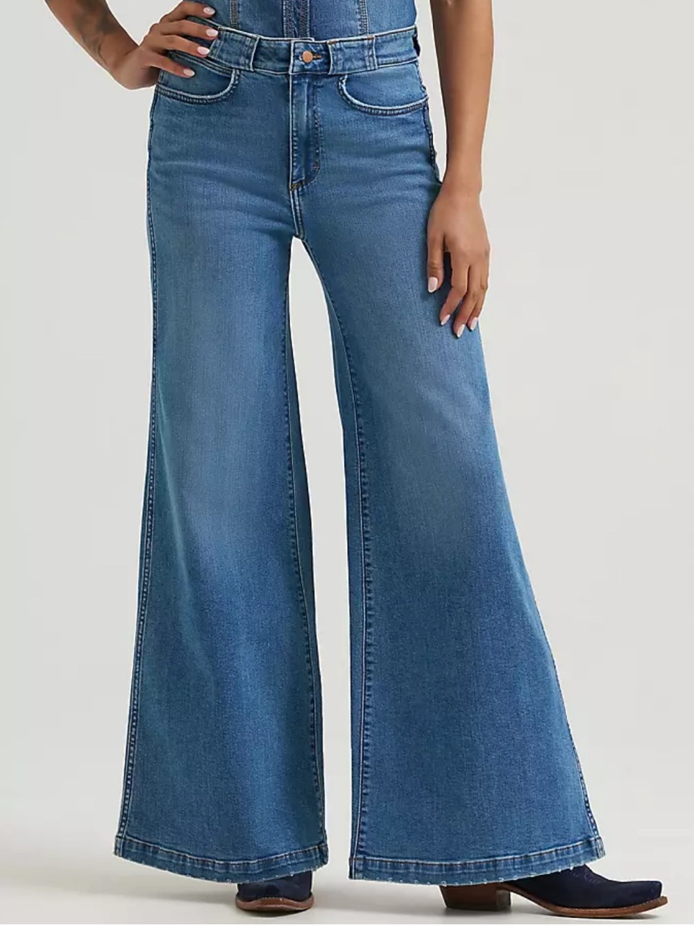 Wrangler Women's Wide-Leg Flare Jeans in Medium Blue Denim🚌
